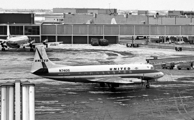 Viscount c/n 103 N7405 at Chicago O'Hare